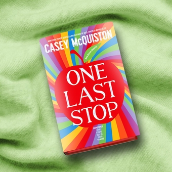 Бумажная книга «One Last Stop: Special edition with sprayed edges, illustrated endpapers and a bonus chapter», автор Кейси МакКуистон - фото №3 - миниатюра