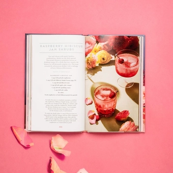 Бумажная книга «Floral Libations», автор Кэсси Уинслоу - фото №5 - миниатюра