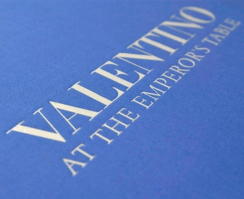 Паперова книга «Valentino: At the Emperor's Table», авторів Андре Леон Теллі, Валентіно Ґаравані - фото №4 - мініатюра