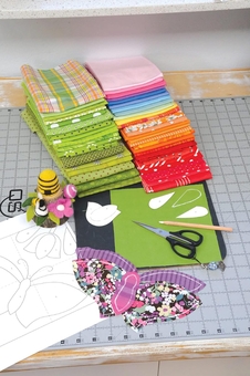 Бумажная книга «100 Whimsical Applique Designs: Mix & Match Blocks to Create Playful Quilts from Piece O'Cake Designs», авторов Бекки Голдсмит, Линда Дженкинс - фото №3 - миниатюра
