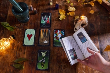 Паперова книга «The Nightmare Before Christmas Tarot Deck and Guidebook», автор Мінерва Сігель - фото №3 - мініатюра