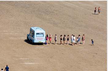 Бумажная книга «Only Human: Photographs by Martin Parr. Tenby, Wales, 2018», автор Мартин Парр - фото №3 - миниатюра