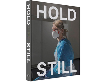 Бумажная книга «Hold Still. A Portrait of our Nation in 2020» - фото №4 - миниатюра