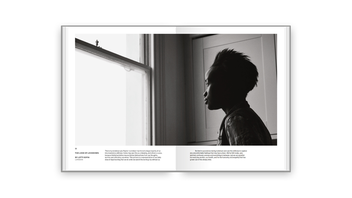 Бумажная книга «Hold Still. A Portrait of our Nation in 2020» - фото №5 - миниатюра