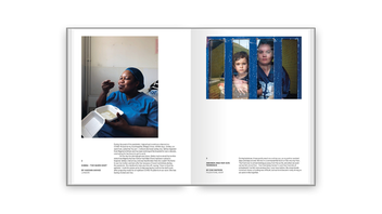 Бумажная книга «Hold Still. A Portrait of our Nation in 2020» - фото №8 - миниатюра