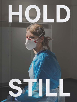 Бумажная книга «Hold Still. A Portrait of our Nation in 2020» - фото №2 - миниатюра