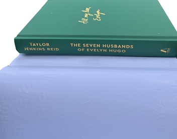 Бумажная книга «The Seven Husbands of Evelyn Hugo: Deluxe edition», автор Тейлор Дженкинс Рид - фото №3 - миниатюра