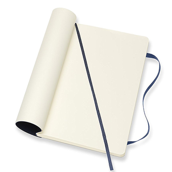  «Блокнот Moleskine Classic средний нелинованный сапфир (QP618B20)», бренда Moleskine - фото №3 - миниатюра