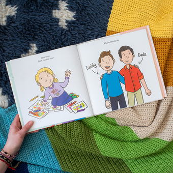 Паперова книга «Daddy & Dada», авторів Ісаак Вебстер, Лорен Мей, Райан Брокінгтон - фото №2 - мініатюра