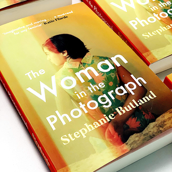 Паперова книга «The Woman in the Photograph», автор Стефані Батленд - фото №4 - мініатюра
