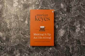 Бумажная книга «Making It Up As I Go Along», автор Мариан Киз - фото №3 - миниатюра