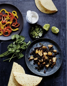 Бумажная книга «Superfoods Superfast: 100 energizing recipes to make in 20 minutes or less», автор Джули Монтегю - фото №6 - миниатюра