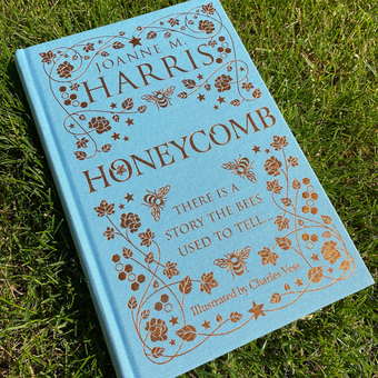 Бумажная книга «Honeycomb», автор Джоан Харрис - фото №2 - миниатюра