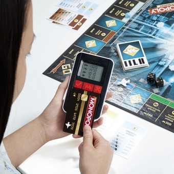  «Настільна гра Hasbro Монополія. З банківськими картками оновлена (B6677)», бренду Hasbro - фото №6 - мініатюра
