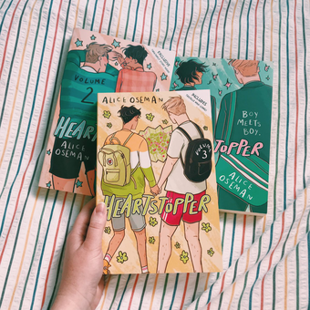 Бумажная книга «Heartstopper. Volume Three», автор Элис Осман - фото №2 - миниатюра