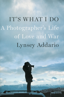 Бумажная книга «It's What I Do. A Photographer's Life of Love and War», автор Линси Аддарио - фото №1 - миниатюра