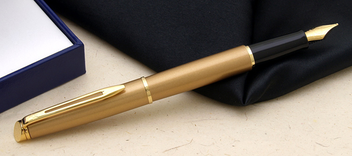  «Перьевая ручка Waterman Hemisphere Stardust Gold GT в подарочной упаковке с чехлом (12 560b14)», бренда Waterman - фото №5 - миниатюра