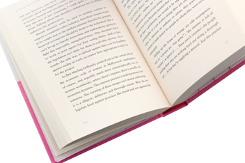 Бумажная книга «Feminists Don't Wear Pink and other lies», автор Скарлетт Кертис - фото №5 - миниатюра