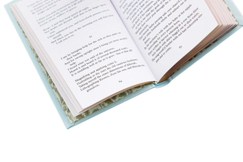 Паперова книга «Leaves of Grass. Selected Poems», автор Волт Вітмен - фото №6 - мініатюра