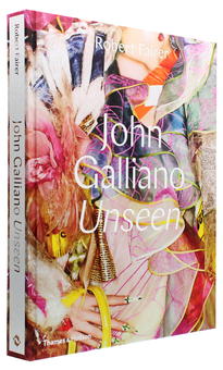 Паперова книга «John Galliano: Unseen», автор Роберт Файрер - фото №3 - мініатюра