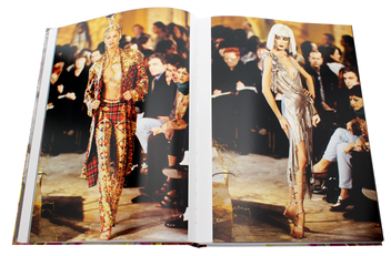 Паперова книга «John Galliano: Unseen», автор Роберт Файрер - фото №5 - мініатюра