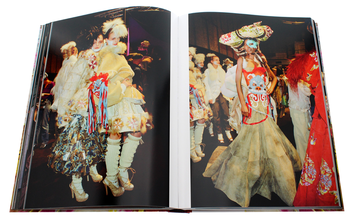 Паперова книга «John Galliano: Unseen», автор Роберт Файрер - фото №7 - мініатюра