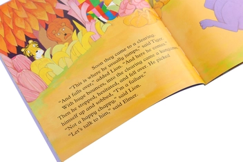 Паперова книга «Elmer and the Stranger», автор Девід Маккі - фото №5 - мініатюра