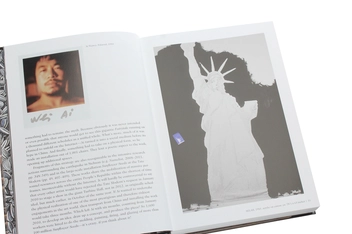 Паперова книга «Ai Weiwei. 40th Anniversary Edition», автор Ханс Вернер Хольцварт - фото №5 - мініатюра