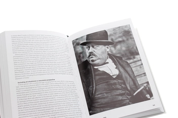 Бумажная книга «Photo Icons. 50 Landmark Photographs and Their Stories», автор Майкл Кецле - фото №8 - миниатюра