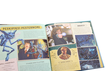 Паперова книга «Harry Potter - Spells & Charms. A Movie Scrapbook», автор Брати Ворнер - фото №5 - мініатюра
