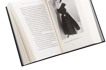 Бумажная книга «Clothes... and other things that matter», автор Александра Шульман - фото №7 - миниатюра