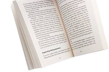 Паперова книга «Extraordinary Parenting. The essential guide to parenting and educating at home», автор Елоїза Рікман - фото №6 - мініатюра