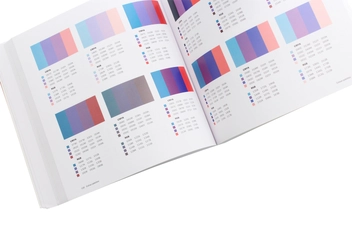 Бумажная книга «2000 Colour Combinatios for graphic, textile and craft designers», автор Гарт Льюис - фото №5 - миниатюра