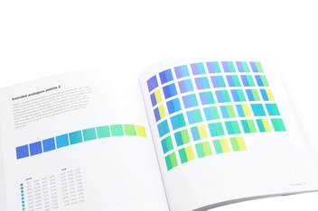 Бумажная книга «2000 Colour Combinatios for graphic, textile and craft designers», автор Гарт Льюис - фото №6 - миниатюра