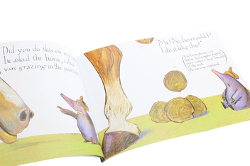 Паперова книга «The Story of the Little Mole Who Knew it Was None of His Business », автор Ханс Вернер Хольцварт - фото №4 - мініатюра
