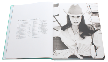 Паперова книга «Audrey Hepburn: Photographs 1953-1966», автор Боб Віллоубі - фото №4 - мініатюра