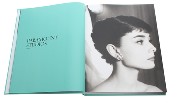 Паперова книга «Audrey Hepburn: Photographs 1953-1966», автор Боб Віллоубі - фото №5 - мініатюра