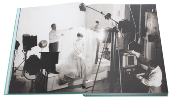 Паперова книга «Audrey Hepburn: Photographs 1953-1966», автор Боб Віллоубі - фото №6 - мініатюра