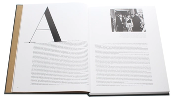 Бумажная книга «Vogue and the Metropolitan Museum of Art Costume Institute: Updated Edition», авторов Хлоя Малле, Хамиш Боулз - фото №6 - миниатюра