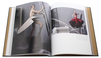 Бумажная книга «Vogue and the Metropolitan Museum of Art Costume Institute: Updated Edition», авторов Хлоя Малле, Хамиш Боулз - фото №9 - миниатюра