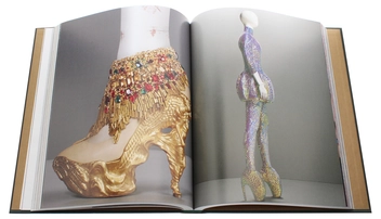Бумажная книга «Vogue and the Metropolitan Museum of Art Costume Institute: Updated Edition», авторов Хлоя Малле, Хамиш Боулз - фото №10 - миниатюра