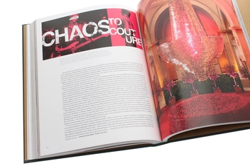 Бумажная книга «Vogue and the Metropolitan Museum of Art Costume Institute: Updated Edition», авторов Хлоя Малле, Хамиш Боулз - фото №13 - миниатюра