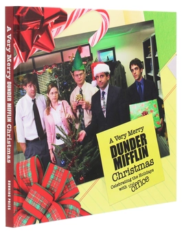 Бумажная книга «A Very Merry Dunder Mifflin Christmas. Celebrating the Holidays with The Office», автор Кристин Копачевски - фото №3 - миниатюра