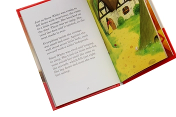 Бумажная книга «Ladybird Tales. Snow White and the Seven Dwarfs», автор Вера Саутгейт - фото №6 - миниатюра
