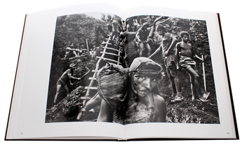 Бумажная книга «Sebastião Salgado. Gold», автор Леля Ваник Сальгадо - фото №9 - миниатюра