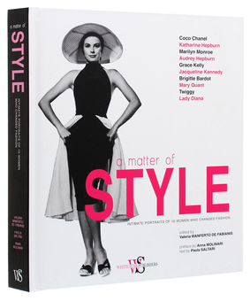 Бумажная книга «A Matter of Style. Intimate Portraits of 10 Women Who Changed Fashion», автор Паола Салтари - фото №3 - миниатюра