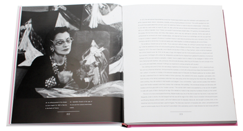Бумажная книга «A Matter of Style. Intimate Portraits of 10 Women Who Changed Fashion», автор Паола Салтари - фото №4 - миниатюра