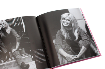Бумажная книга «A Matter of Style. Intimate Portraits of 10 Women Who Changed Fashion», автор Паола Салтари - фото №8 - миниатюра