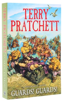 Бумажная книга «Guards! Guards! (Discworld Novel 8)», автор Терри Пратчетт - фото №3 - миниатюра