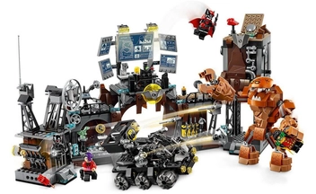  «Конструктор LEGO Super Heroes DC Comics Вторжение Глиноликого в бэт-пещеру 1037 деталей (76122)», бренда LEGO - фото №3 - миниатюра